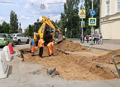 В историческом центре Самары продолжается ремонт дороги на улице Венцека и кольцевой развязке на площади Революции. Все работы выполняются по нацпроекту.