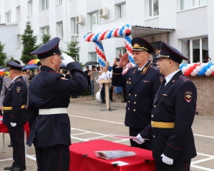 Руководство ГУ МВД России по Самарской области и председатель Общественного совета при региональном главке приняли участие в церемонии вручения аттестатов выпускникам Самарского кадетского корпуса МВД России