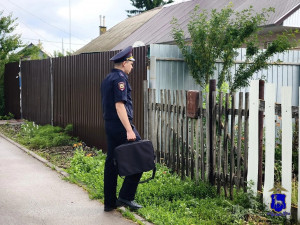 В Красноярском районе грузчик выносил со склада чужую обувь, надевая ее