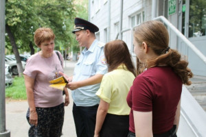 В Сызрани учащиеся третьего курса, осваивающие специальность «правоохранительная деятельность», под руководством сотрудников отдела дознания Межмуниципального управления МВД России «Сызранское» вышли на улицы города, чтобы рассказать жителям о правилах бе