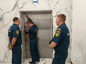 Сотрудники Главного управления МЧС России по Самарской области проверили пожарную безопасность  одного из ТРЦ Самары с запуском системы оповещения и управления эвакуацией людей при пожаре.