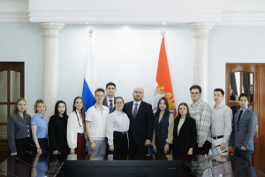  Возможности профессионального становления и карьерного роста Вячеслав Федорищев обсудил с выпускниками вузов региона. Встреча с отличниками состоялась 2 июля.