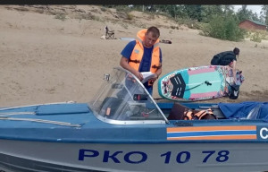 2 июля спасатели Поисково-спасательного отряда города Жигулевск на спасательном катере эвакуировали с воды на берег женщину с ребенком.