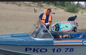 В Жигулевске спасатели эвакуировали с воды на берег женщину с ребенком