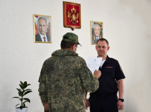 В Самарском регионе полицейские вручили российский паспорт уроженцу Узбекистана - добровольцу СВО