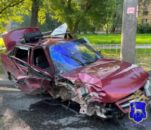В Самаре водитель врезался в столб и ограждения