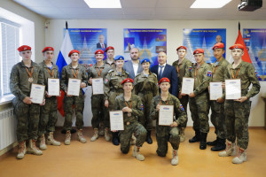 В понедельник, 6 июля, Губернатор Самарской области Вячеслав Федорищев познакомился с работой военно-патриотического клуба «Центр Плотниковых» и наградил воспитанников, победивших в Международной военно-спортивной игре «Наследники Победы».