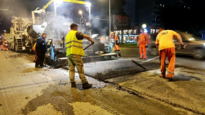 Работы на Московском шоссе идут полным ходом. Специалисты уложили уже 25 тысяч квадратных метров нового покрытия из щебёночно-мастичной смеси ЩМА-16.