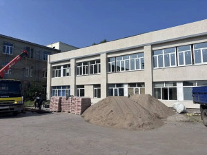 Ремонт в Большеглушицкой больнице  организован поэтапно, без остановки работы стационара. Завершить планируется до конца ноября 2026 года.