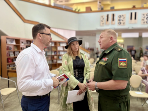 В Самарской областной научной библиотеке состоялась презентация книги «Сердце воина. Непридуманная история одной семьи». Её авторы – психолог Любовь Ангелова и руководитель Центра «Сердце воина» Сергей Сибилев.