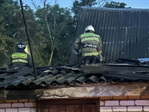 Хозяйственные постройки на площади 150 квадратных метров горели в Богатовском районе