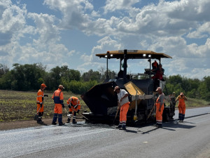 Лопатино — крупнейшее село района (почти 3 тыс. жителей). Подъезды обеспечивают связь с Самарой, федеральными трассами, школьными и дачными маршрутами.