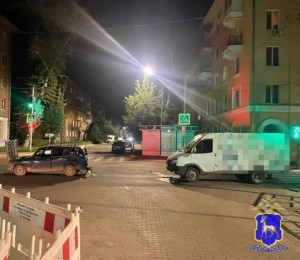 В Самаре в ДТП попала машина, стоявшая на проезжей части на запрещающем сигнале светофора