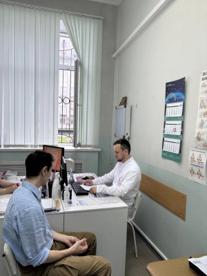 С весны 2026 года на диспансеризации, кроме медицинских работников, также присутствуют представители министерства труда, занятости и миграционной политики и министерства социально-демографической и семейной политики.