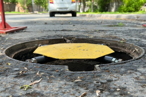 Сотрудники «РКС-Самара» с начала 2026 года установили 1126 защитных устройств в канализационных и водопроводных колодцах. Ярко-жёлтые пластины с креплениями придумали и сделали специалисты предприятия.