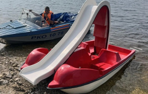 21 июля  спасатели Жигулевска пришли на помощь терпящим бедствие на воде. На Волге, в результате потери плавучести одной из секций. начал тонуть катамаран.