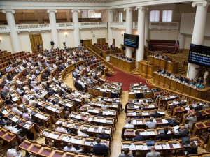 Инициатива предложена «Единой Россией». В Государственной Думе рассматривается законопроект № 1252236-8 «О внесении изменений в статьи 5 и 20 Федерального закона "Об основах государственного регулирования торговой деятельности в Российской Федерации"».