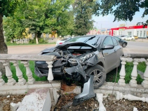 В Похвистнево машина врезалась в декоративное заграждение