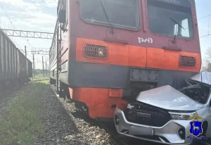 25 июля  на  1 километре автомобильной дороги «Урал-Усинское-Пионерский», водитель автомобиля Haval, следуя через ж/д переезд, предварительно на запрещающий сигнал светофора,  допустил столкновение с поездом.