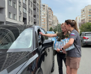 в Самарской области волонтеры Народного фронта обеспечили водой водителей в 30-градусную жару