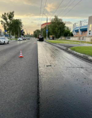 В 2026 году в рамках национального проекта «Инфраструктура для жизни» ведутся работы на участках дорог, обеспечивающих подъезд к школам олимпийского резерва, стадионам, спорткомплексам и детским секциям.