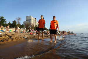 Спасатели Самары, дежурство которых организовано на официальных городских пляжах, с начала купального сезона предотвратили гибель девяти человек, в том числе шестерых детей.
