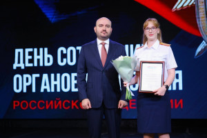 31 июля чествовали сотрудников органов следствия Самарской области. Вячеслав Федорищев вручил награды в честь профессионального праздника.