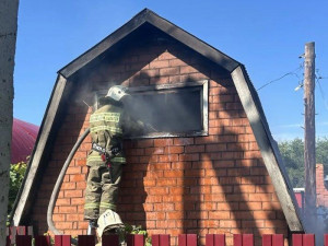3 августа в 09:42 в пожарно-спасательную часть № 117 Отряда № 15 филиала ОблГКУ «Центр по делам ГО, ПБ и ЧС» поступило сообщение о пожаре в селе Беловка на улице Школьная.