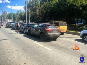  5 августа текущего года в 12:15 водитель автомобиля Nissan Qashqai., осуществляя движение  по улице Ново-Садовой, не выбрав безопасную дистанцию столкнулся с автомобилем Kia Rio.