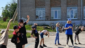 В рамках Всероссийской акции "Зарядка со стражем порядка", полицейские и общественники Самарской области провели спортивные занятия с юными жителями региона