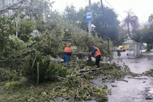 9 августа в Самаре продолжается устранение последствий чрезвычайных погодных условий, резко изменивших синоптический фон накануне.