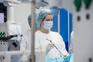 В Клиниках СамГМУ впервые в мире провели операцию на клиновидной пазухе 101-летнему пациенту