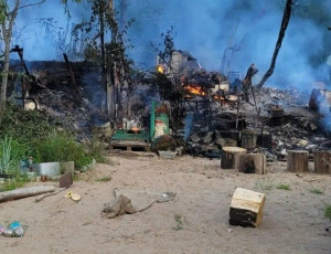 В Ставропольском районе горели заброшенные строения на острове