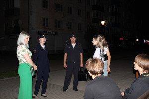 Представитель Общественного совета Елена Ремизова подчеркнула важность активной гражданской позиции и напомнила подросткам о необходимости критически оценивать сомнительные предложения в интернете.