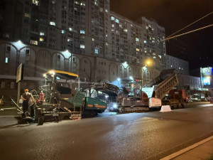 В рамках национального проекта «Инфраструктура для жизни» на Московском шоссе завершаются работы по укладке верхнего слоя основного хода автомобильной дороги. Работы выполняются с использованием перегружателя.