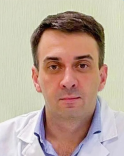 Главный врач Самарской стоматологической поликлиники №3 Александр Нестеров:  "Влияние алкоголя на зубы и дёсны — комплексное: оно затрагивает и местные процессы в ротовой полости, и общее состояние организма".