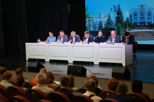 Участники заседания обсудили состояние объектов теплоснабжающих и теплосетевых организаций, многоквартирных домов и соцобъектов Самары накануне комплексной проверки — она стартует 15 августа.