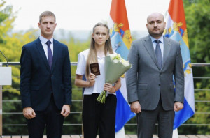 В четверг, 20 августа, в преддверии Дня государственного флага РФ губернатор Самарской области Вячеслав Федорищев вручил паспорта 10 школьникам, достигшим 14-летнего возраста.