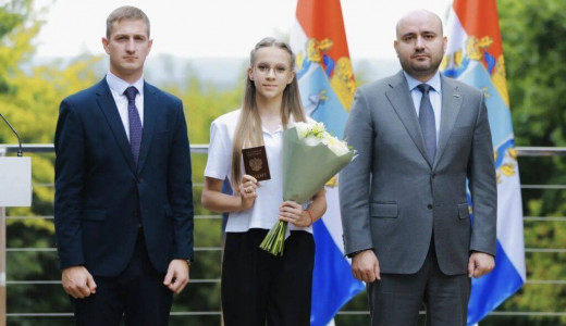 В четверг, 20 августа, в преддверии Дня государственного флага РФ губернатор Самарской области Вячеслав Федорищев вручил паспорта 10 школьникам, достигшим 14-летнего возраста.