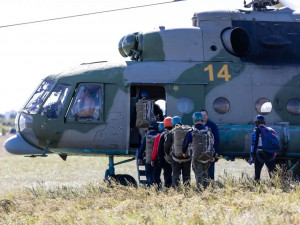 21 августа 11 воспитанников спортшколы «ЦСКА Самара» — первая группа отделения вертолетного спорта — совершили первый прыжок на аэродроме Кряж.