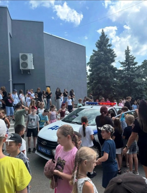 Полицейские напомнили школьникам правила поведения на улице, дома, на отдыхе и в сети Интернет, акцентировав внимание на недопустимости разглашения личных данных незнакомцам и соблюдении мер безопасности вблизи водоёмов.