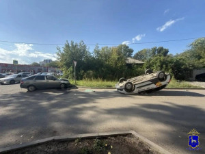 После удара один из атомобилей отбросило и он перевернулся. В ДТП телесные повреждения получила 74-летняя женщина-пассажир второго автомобиля.