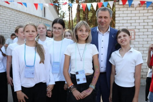 Более 200 ребят из 8 школ Самары участвуют в профильной смене «Время наших голосов» — с патриотическими, образовательными и творческими мероприятиями.