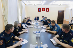 Глава региона провел совещание с представителями силовых структур. Эти вопросы всегда в фокусе внимания областного правительства, и в каждой поездке в муниципалитет имеют первостепенное значение.