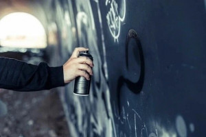В Самаре активизировали работу по выявлению граффити с рекламой запрещенных веществ.