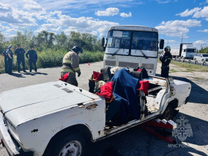 В Сызрани прошли учения, в ходе которых отрабатывалось взаимодействие служб РСЧС при ликвидации крупных дорожно-транспортных происшествий.