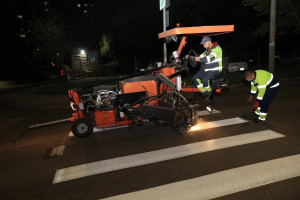 В Самаре подходит к завершению работа по обновлению дорожной разметки вблизи образовательных учреждений. Всего к 1 сентября разметка «Пешеходный переход» и «Дети» будет нанесена на 168 участках дорог вдоль образовательных организаций. 