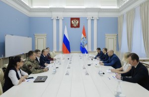Реализация принципа «равный – равному» — вариант, когда консультантами являются бывшие участники специальной военной операции. Сейчас в формате «равный – равному» в кадровых центрах работают 24 человека.