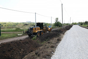 На первом этапе выполняется укладка асфальта на участке 2 км от п. Козелки до жилого массива. Второй этап — асфальтировка участка дороги, проходящей вдоль территории микрорайона — запланирован до конца 2026 года.