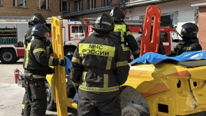 В Тольятти подразделения 31-го пожарно-спасательного отряда совместно со специалистами Центра медицины катастроф отработали действия при ликвидации последствий дорожно-транспортного происшествия.